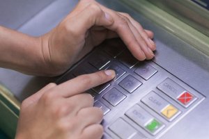ЦБ РФ сообщил банкам о новом способе хищения средств с банковских карт