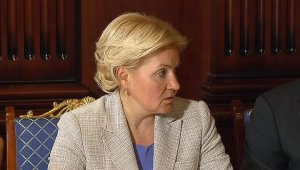 Голодец попросила Путина повысить МРОТ