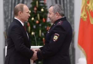 Начальник отдела полиции приказал подчинённым скинуться по 6000 ему на Новый год