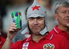 Пить пиво и дружить! Как британцы сняли альтернативный фильм о русских фанатах