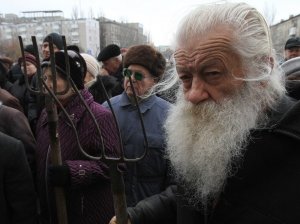 Число недовольных контрсанкциями в России выросло почти в три раза