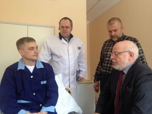 Травмированному на акции в Москве полицейскому помогут с получением квартиры