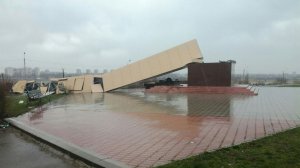 В Ростовской области ветер снёс 25-метровый памятник строителям