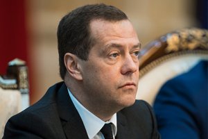 Медведев посоветовал Ткачеву ставить будильник «в разные места», чтобы не опаздывать