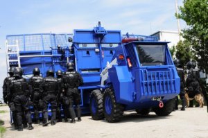 Спецмашина против беспорядков будет давить и смывать