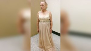 В США бабушку в бальном платье не пустили к внуку на выпускной. «Я просто подумала, это так мило, что он пригласил меня, и всё время повторяла: «Ты точно не хочешь пригласить кого-нибудь другого?»»