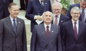 The Guardian: В 1989 году призывы России были отвергнуты, что породило "путинизм"