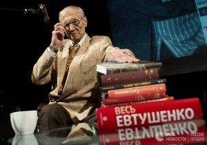 Поэт эпохи. Евгений Евтушенко. Биография