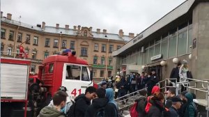 Очевидцы: перед взрывом мужчина бросил в вагоне рюкзак