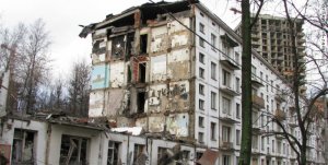 80% жителей московских хрущевок, по данным ВЦИОМ, поддерживают программу реновации. 83% жителей пятиэтажек не готовы переехать в новый дом в другом округе Москвы, 62% и в другой район столицы