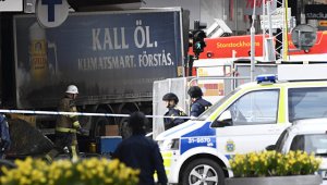 СМИ: В наехавшем на людей в Стокгольме грузовике обнаружена сумка со взрывчаткой