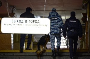 На трёх станциях столичной подземки поймали людей со следами взрывчатки на руках