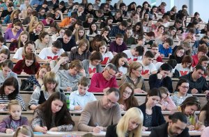 Писать грамотно - модно: как в мире прошел "Тотальный диктант"