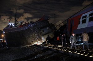 На западе Москвы столкнулись поезд и электричка