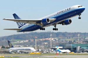 [«овербукинг»] В США пассажира «назначили» лишним, выволокли из переполненного самолета и не остановились даже тогда, когда мужчина потерял сознание