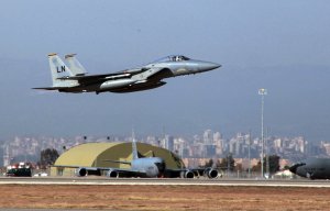 Сирия сообщила о гибели сотен людей из-за удара коалиции по химскладу ИГ