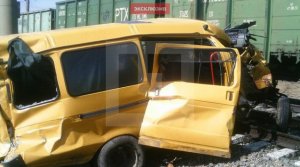 Названо число жертв столкновения поезда со школьным автобусом в Омске