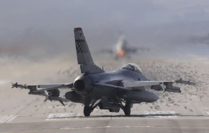 США объявили о первом испытании модификации атомной бомбы B61 с самолетом F-16