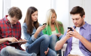 Ученые узнали, почему у владельцев смартфонов возникает грыжа позвоночника