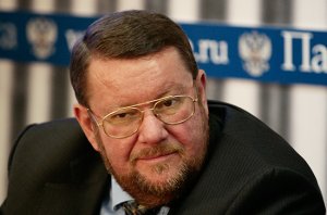 Сатановский назвал причины отхода Казахстана от кириллицы