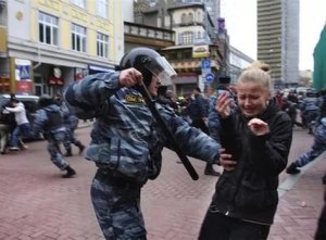 В центре Петербурга массовые задержания участников "прогулки свободных людей"