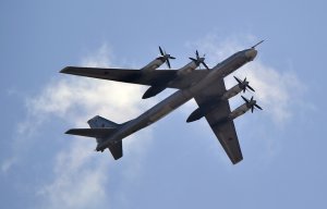 Два истребителя F-22 сопровождали стратегические бомбардировщики РФ близ Аляски