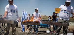 Активисты «Ихуд Леуми» пожарили шашлыки у тюрьмы с объявившими голодовку палестинскими террористами