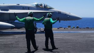 Истребитель F-18 с авианосца "Карл Винсон" потерпел крушение в море