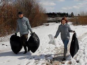 Кировские активисты ОНФ очистили берег Вятки от бытового мусора