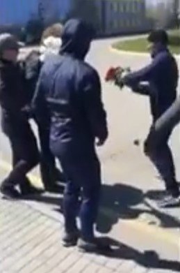 Блогера Варлавама в Ставрополе облили зеленкой и обсыпали мукой
