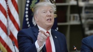 Соцсети высмеяли Трампа за "потерю" 11 штатов в открытке для Меланьи