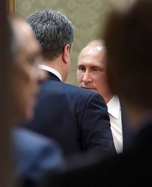 Президенты России и Украины Владимир Путин и Петр Порошенко продолжают общаться по телефону — хотя на официальном уровне представители двух стран обмениваются жесткими обвинениями