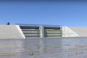 Украина достроила дамбу и окончательно отрезала Крым от воды Днепра. У дамбы есть заслонка которую, когда Крым вернется в состав Украины, откроют