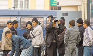 Во Внуково задержали мигранта из Средней Азии с порохом и патронами
