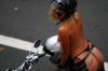 Топлесс демонстрация &quot;Boobs on Bikes&quot; в центре Окленда