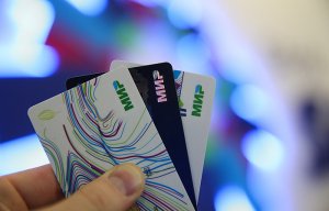 Путин подписал закон об обязательном переводе бюджетников на карты "Мир"