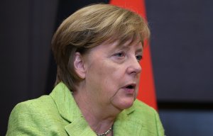 Меркель попросила Путина обратить внимание на ситуацию с секс-меньшинствами в Чечне