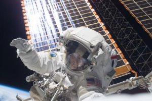 ХЬЮСТОН, У НАС ПРОБЛЕМЫ: У NASA ЗАКАНЧИВАЮТСЯ СКАФАНДРЫ
