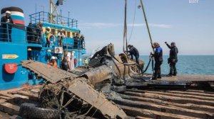 Захватывающие кадры: строители Крымского моста помогли поднять со дна самолет времен ВОВ
