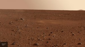 Уфологи увидели на Марсе каску и пистолет времен Второй мировой войны