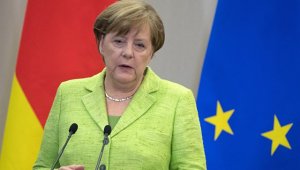 Меркель заявила, что считает важным демонстрацию силы со стороны НАТО, но при этом подчеркнула важность диалога с Россией