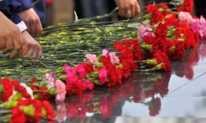 Российским дипломатам не позволили возложить цветы к памятнику Неизвестному солдату в Киеве