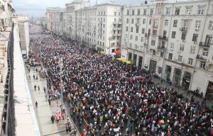 "Бессмертный полк" в Москве установил рекорд, собрав 850 тыс. человек
