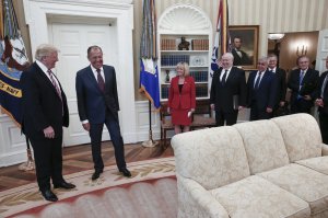 Ветераны спецслужб США обеспокоены вчерашним присутствием российского фотографа в Овальном кабинете