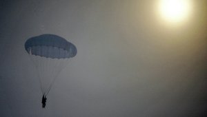 Ветеран Второй мировой войны из Великобритании прыгнул с парашютом в возрасте 101 года, став самым пожилым парашютистом в мире