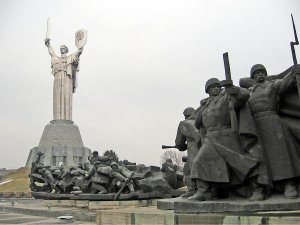 В Киеве рядом с "Родиной-матерью" поставят монумент "Агрессия России"