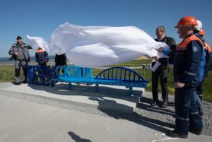 В Тамани торжественно открыли скамейку с видом на строящийся Крымский мост