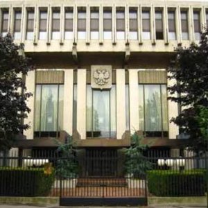 Франция сняла охрану российского посольства