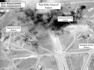 Сирийские военные начали возвращать свои истребители на разбомбленную американцами авиабазу, заявили источники Пентагона