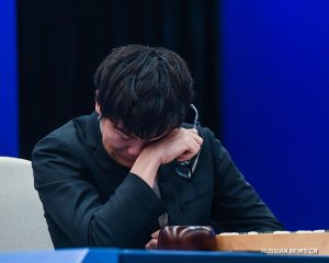 Китайский чемпион мира по игре в го Кэ Цзе проиграл все три партии программе AlphaGo: Я чувствую, что принимаемые ею решения находятся за гранью наших возможностей